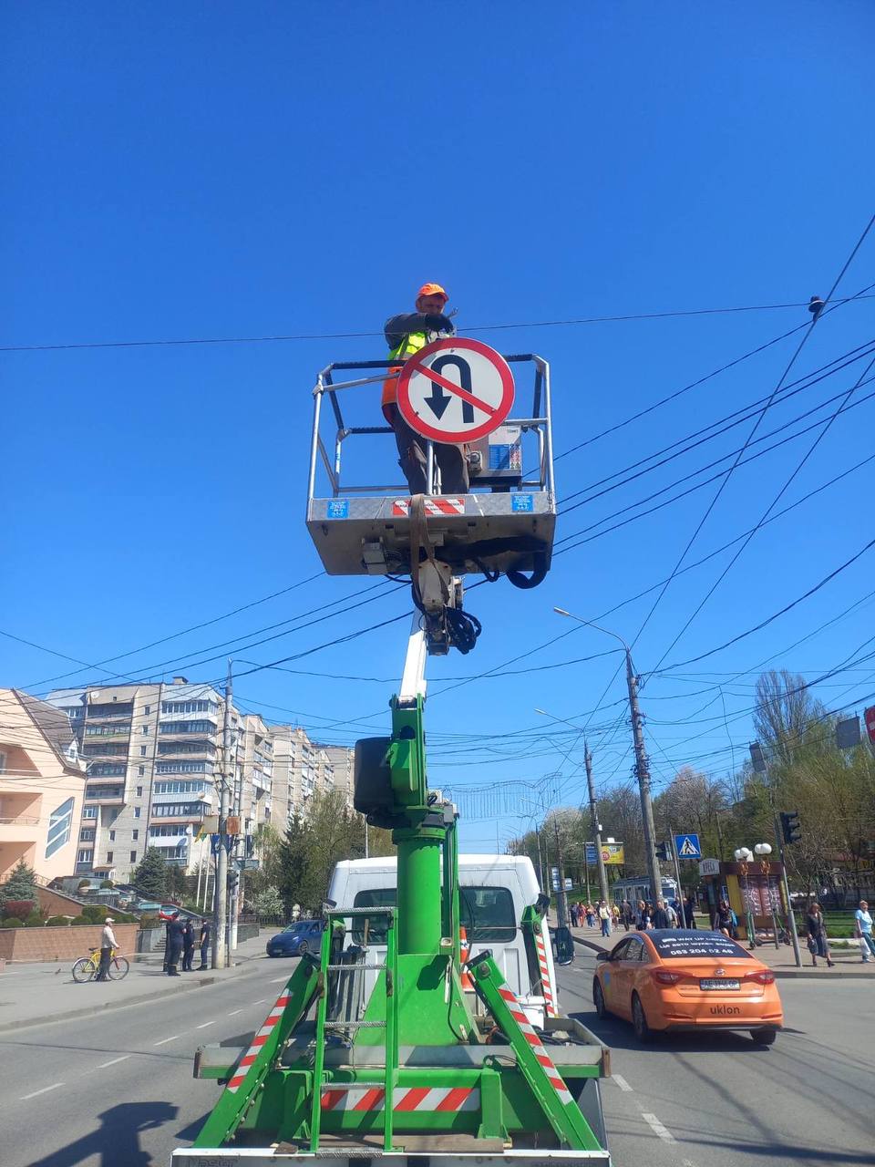 Підвищення безпеки дорожнього руху та створення комфортних умов для вінничан: на вулиці Пирогова встановлено новий дорожній знак «Розворот заборонено»